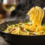 « Mes convives n’ont rien vu venir » : ce légume de mars se transforme en carbonara crémeuse